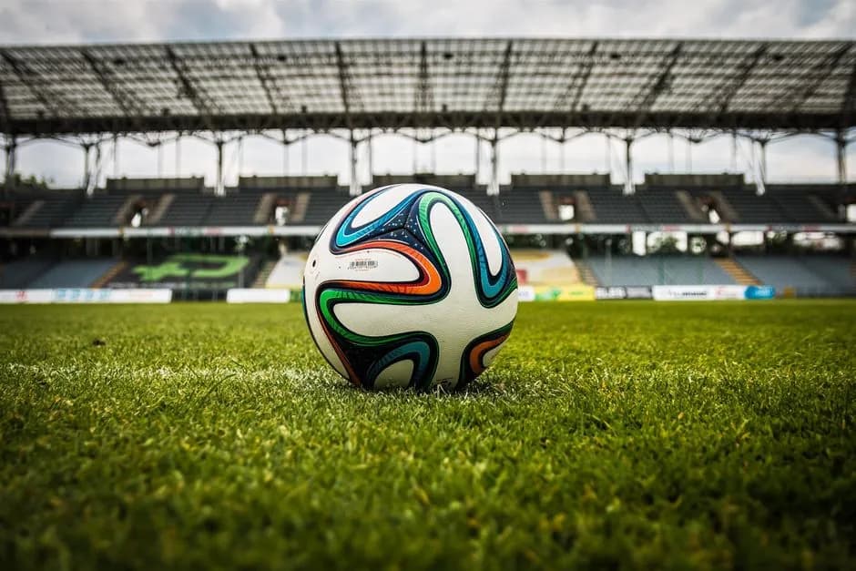Fußball-Vokabular auf Englisch: die Wörter des Spiels [2026]