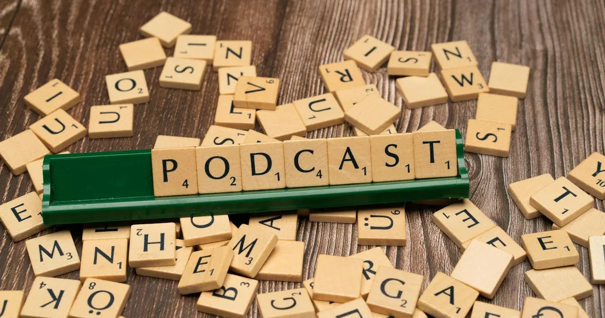 Top 12 cele mai bune podcasturi de engleză pentru 2026