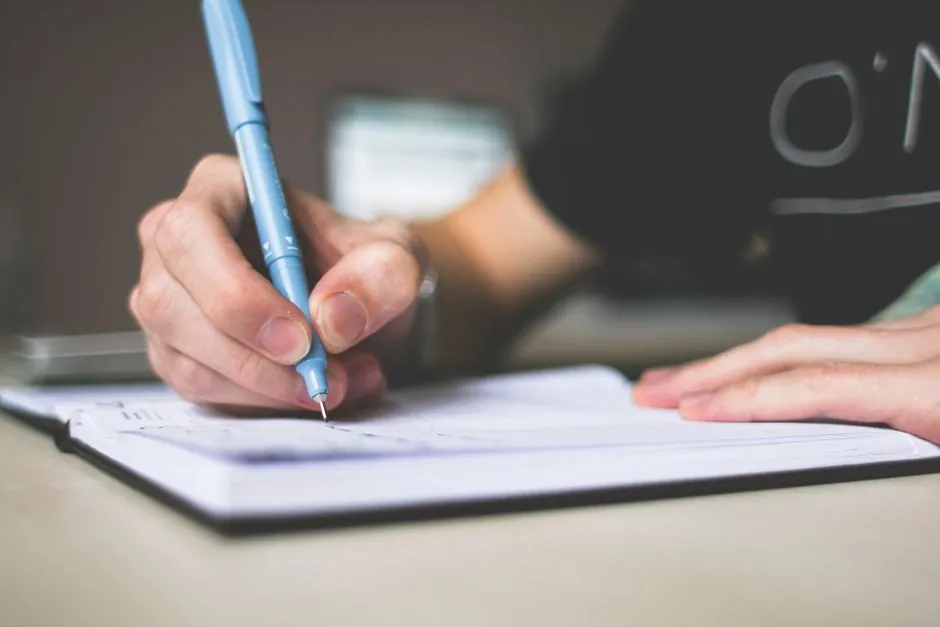Stationary vs Stationery: O Singură Literă, Două Înțelesuri Complet Diferite