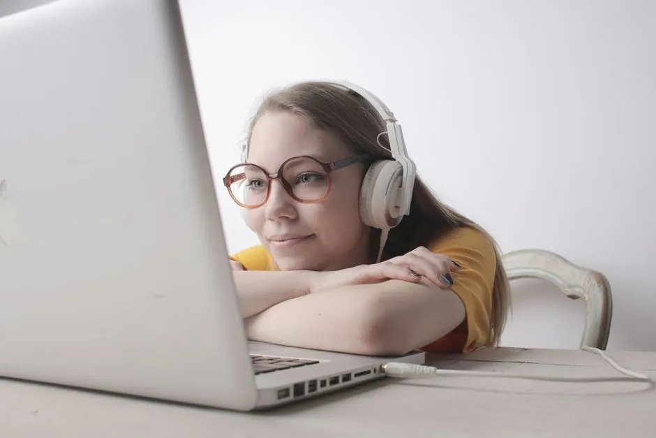 Exerciții de Ascultare în Engleză Online: Ghidul Complet pe Niveluri CEFR